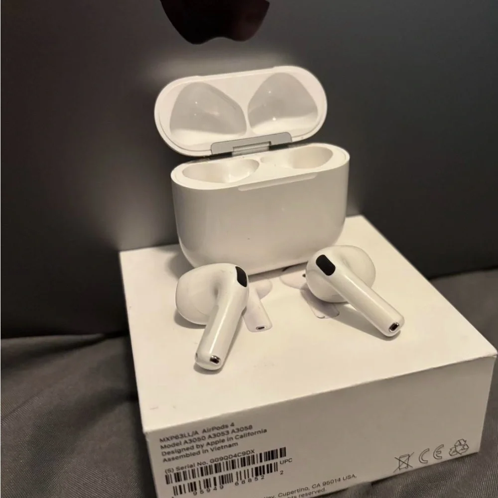 Apple White Wireless Earbuds with Charging Case